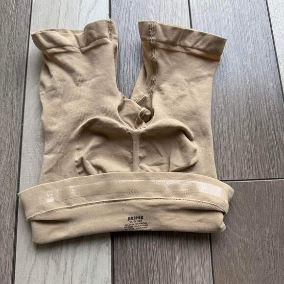 Skims seamless sculpt mid thigh shorts - Picture 4 of 5